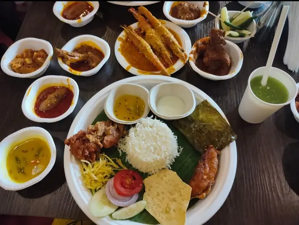 Foto von Shorshe Ilish (Bengalisches Hilsa-Fisch-Curry in Senfsauce) – fertig angerichtet