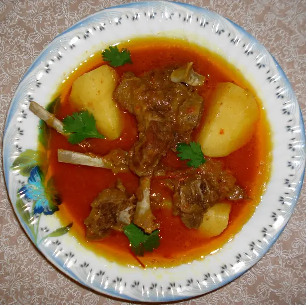 Foto von Aloo Gosht (Herzhaftes Fleisch-Kartoffel-Curry) – fertig angerichtet