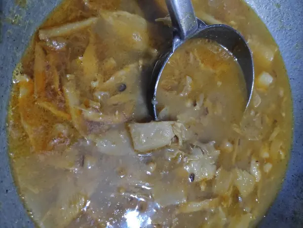 Foto von Aloo Tama (Nepalesisches Kartoffel-Bambus-Curry) – fertig angerichtet