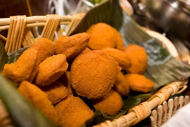 Foto von Brasilianisches Acarajé – fertig angerichtet