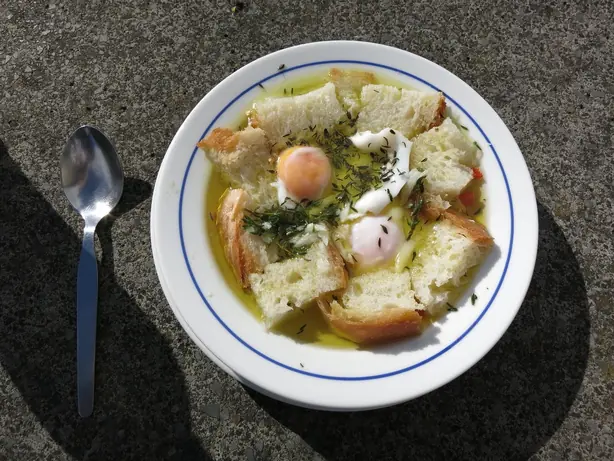 Foto von Açorda Alentejana (Portugiesische Brotsuppe) – fertig angerichtet