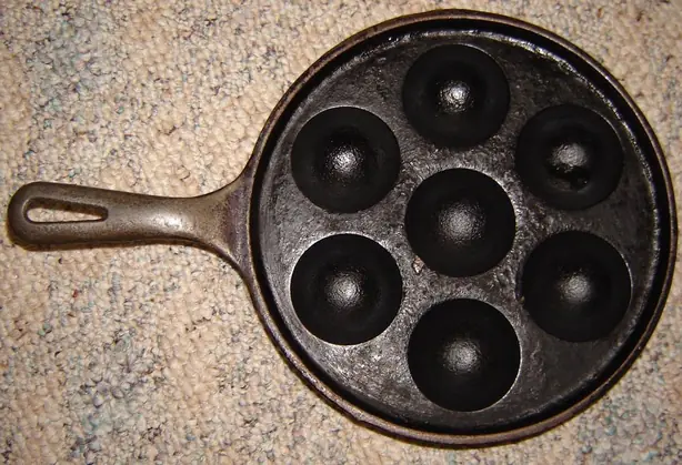 Foto von Dänische Æbleskiver (Traditionelle Pfannkuchenbällchen) – fertig angerichtet