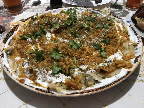 Foto von Aushak (Afghanische Lauch-Teigtaschen) – fertig angerichtet