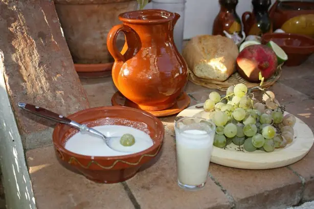 Foto von Klassisches Ajoblanco (Andalusische Mandelsuppe) – fertig angerichtet