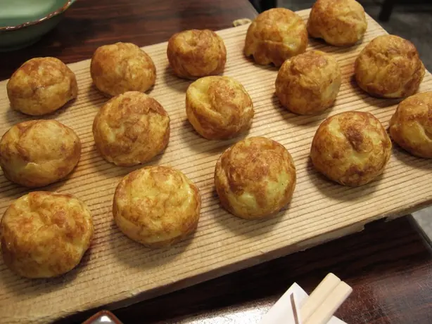 Foto von Akashiyaki (Traditionelle Oktopus-Eier-Bällchen) – fertig angerichtet
