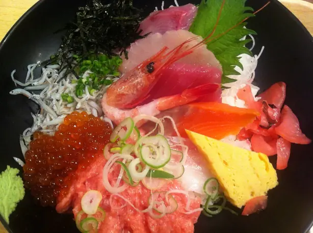 Foto von Klassisches Japanisches Oyakodon (Hähnchen-Ei-Reisschale) – fertig angerichtet