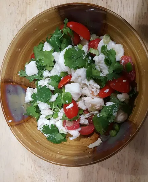 Foto von Klassisches peruanisches Ceviche – fertig angerichtet