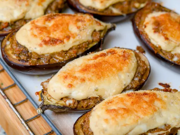 Foto von Auberginen-Papucaki (Papoutsakia) – Griechische Auberginen-Schühchen – fertig angerichtet