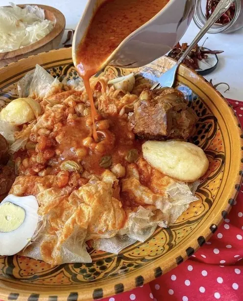Foto von Chakhchoukha (Algerischer Eintopf mit zerrupftem Fladenbrot) – fertig angerichtet
