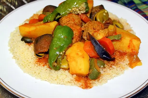 Foto von Traditioneller nordafrikanischer Couscous (gedämpft) – fertig angerichtet