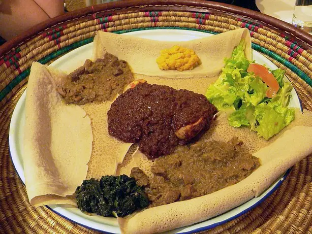 Foto von Äthiopischer Doro Wat (Scharfer Hähncheneintopf) – fertig angerichtet