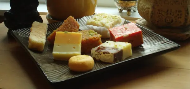 Foto von Klassisches Barfi (Indisches Milchkonfekt) – fertig angerichtet