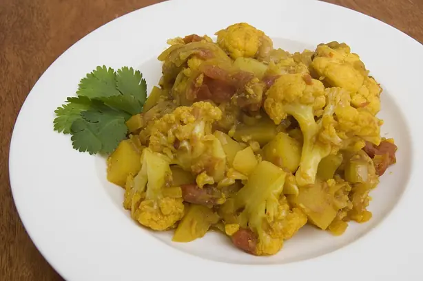 Foto von Alu Gobi (Indisches Kartoffel-Blumenkohl-Curry) – fertig angerichtet