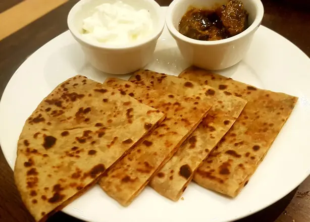 Foto von Aloo Paratha (Würziges indisches Kartoffel-Fladenbrot) – fertig angerichtet