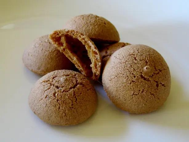 Foto von Amaretti di Saronno (Original italienische Mandelmakronen) – fertig angerichtet
