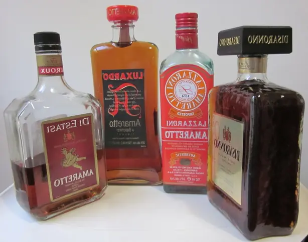 Foto von Hausgemachter Amaretto-Likör – fertig angerichtet