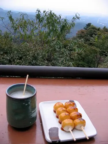 Foto von Mitarashi Dango (Japanische Reisklößchen am Spieß) – fertig angerichtet