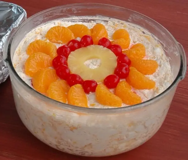 Foto von Klassischer Ambrosia-Salat – fertig angerichtet