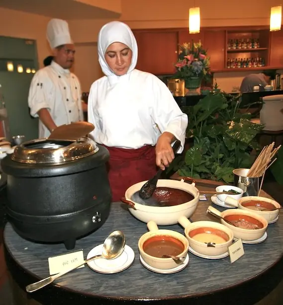 Foto von Ambuyat (Brunei-Nationalgericht) – fertig angerichtet