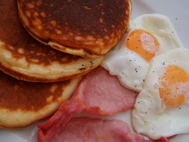Foto von Klassisches Amerikanisches Frühstück (Full American Breakfast) – fertig angerichtet