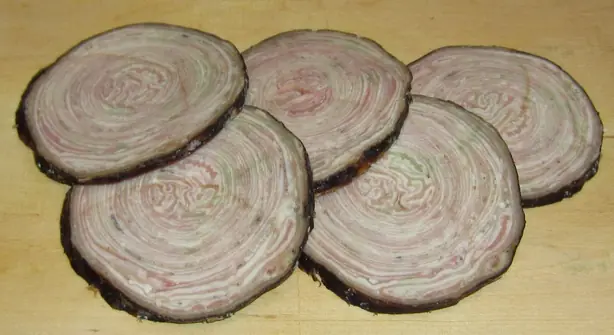 Foto von Traditionelle Cajun Andouille (Räucherwurst) – fertig angerichtet