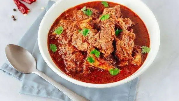 Foto von Angeun Lada (Indonesische scharfe Fleischsuppe) – fertig angerichtet
