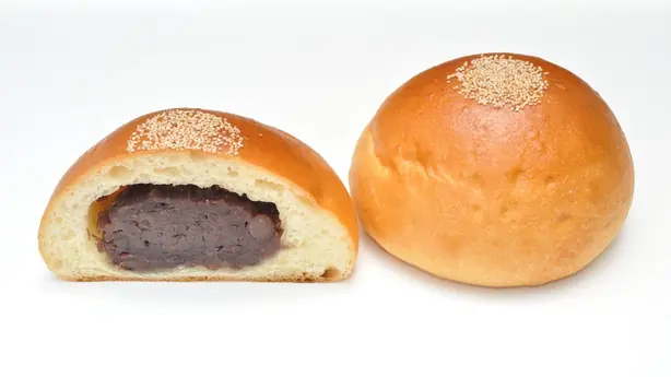 Foto von Anpan (Japanische Brötchen mit süßer Bohnenfüllung) – fertig angerichtet