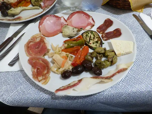 Foto von Fileja mit 'Nduja und Tropea-Zwiebeln – fertig angerichtet