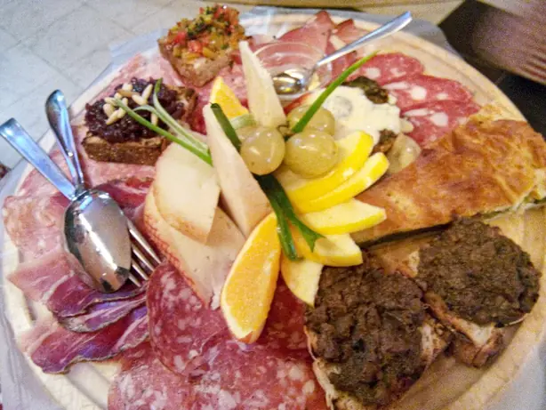 Foto von Klassische italienische Antipasti-Platte – fertig angerichtet