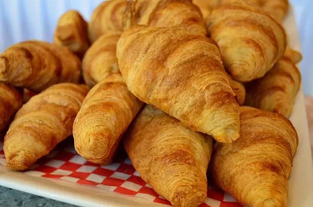 Foto von Klassisches französisches Butter-Croissant – fertig angerichtet
