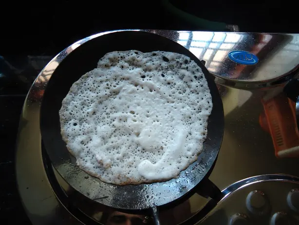 Foto von Appam – Südindische Kokos-Reis-Pfannkuchen – fertig angerichtet