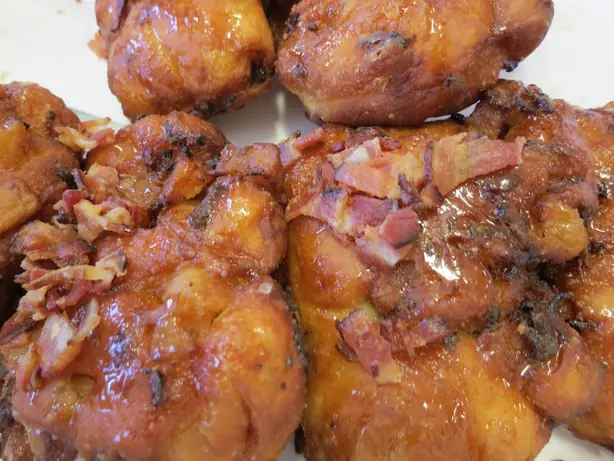 Apple bacon fritters (9735807505) – Foto: Ruth Hartnup from Vancouver, C (CC BY 2.0)