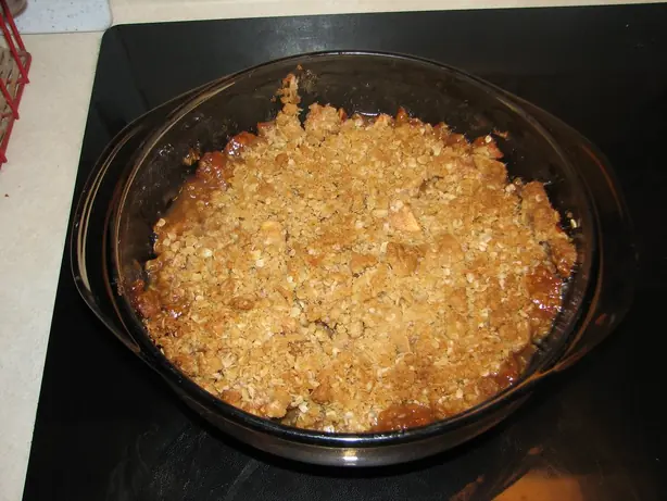 Foto von Klassischer Apple Crisp mit Haferflocken-Kruste – fertig angerichtet