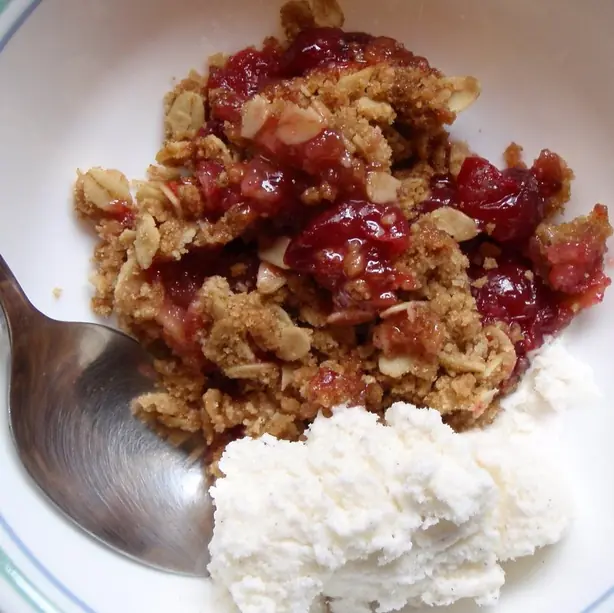 Foto von Klassischer Apfel-Crisp (Apple Crisp) – fertig angerichtet