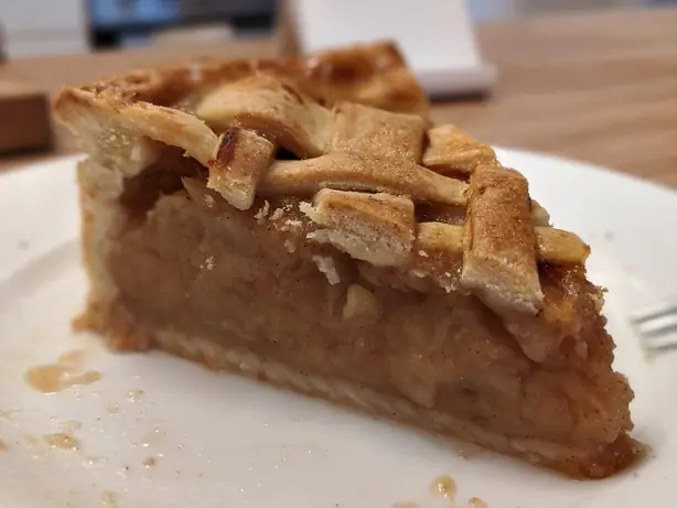 Foto von Holländischer Apfelkuchen (Traditionelle Appeltaart) – fertig angerichtet