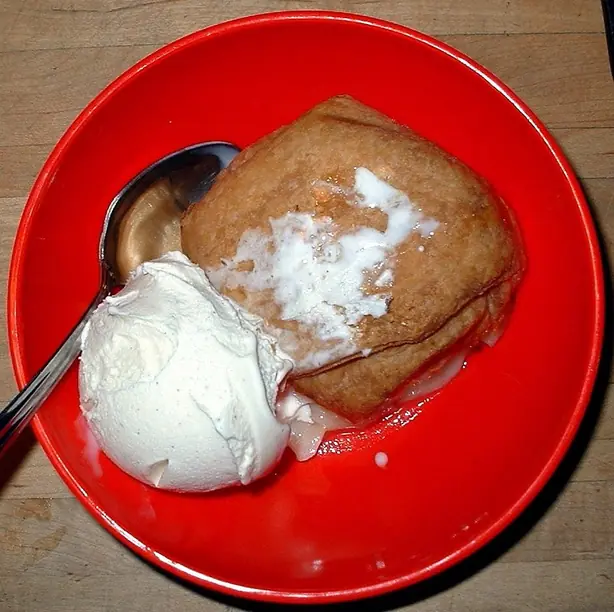 Foto von Klassische Apple Dumplings (Gebackene Äpfel im Teigmantel) – fertig angerichtet