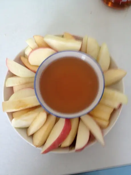 Foto von Äpfel mit Honig (Rosch Haschana Tradition) – fertig angerichtet