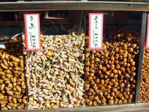 Foto von Japanische Arare (Knusprige Reis-Cracker) – fertig angerichtet