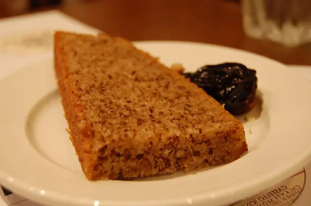 Foto von Klassischer Kastanienkuchen (Gâteau à la farine de châtaigne) – fertig angerichtet
