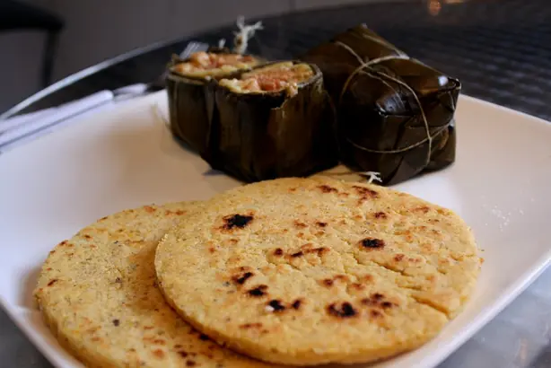 Arepa y Tamal Santandereano – Foto: nicole tarazona (CC BY 2.0)