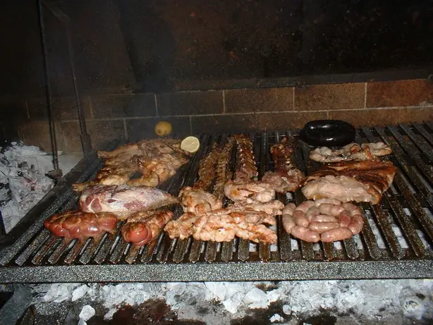 Foto von Argentinisches Bife de Chorizo mit hausgemachtem Chimichurri – fertig angerichtet