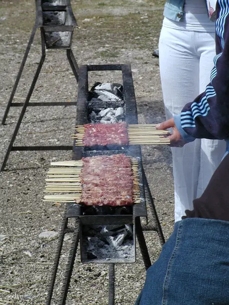 Foto von Arrosticini aus den Abruzzen – fertig angerichtet