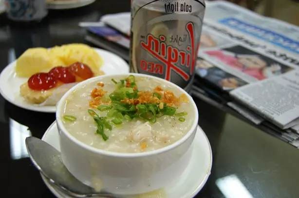 Foto von Arroz Caldo (Philippinischer Hühner-Reis-Eintopf) – fertig angerichtet