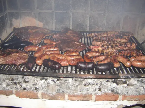 Foto von Argentinisches Asado (Traditionelles Grillfest) – fertig angerichtet