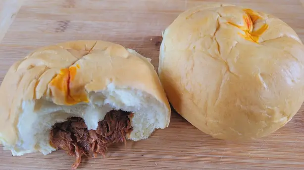 Foto von Philippinische Asado Rolls (Baked Siopao) – fertig angerichtet