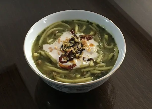 Foto von Ash Reshteh (Persische Kräuter-Nudelsuppe) – fertig angerichtet
