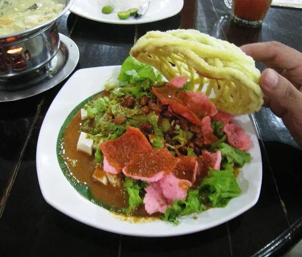 Foto von Asinan Betawi (Indonesischer Picklesalat mit Erdnusssauce) – fertig angerichtet