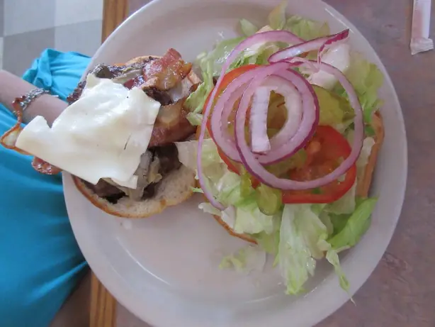 Foto von Klassischer Cheeseburger – fertig angerichtet