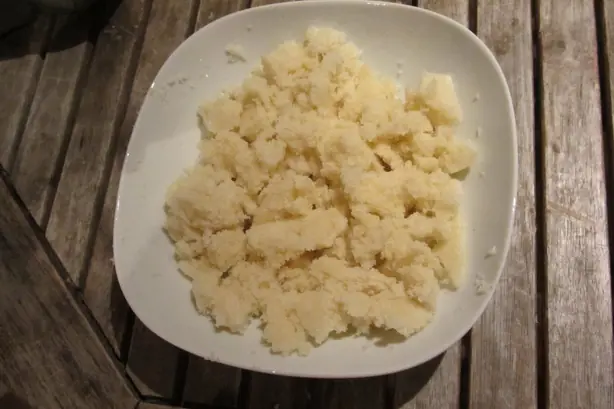 Foto von Attiéké – Traditioneller ivorischer Maniok-Couscous – fertig angerichtet