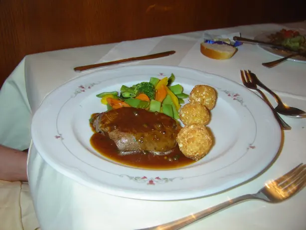Foto von Klassische Braune Grundsauce (Sauce Espagnole) – fertig angerichtet